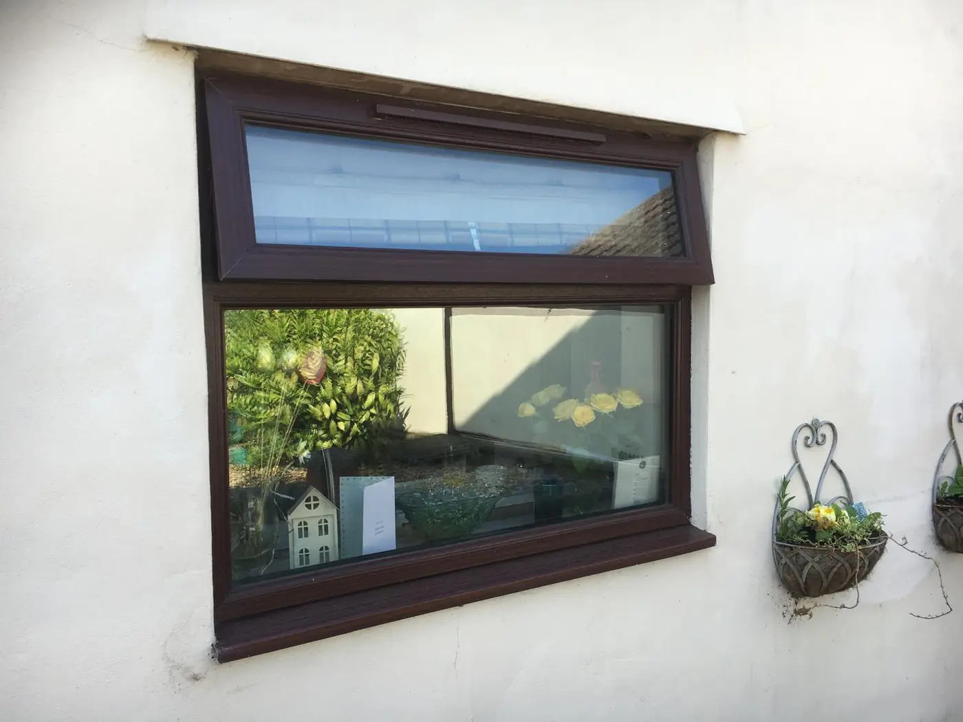 Dark frame side window